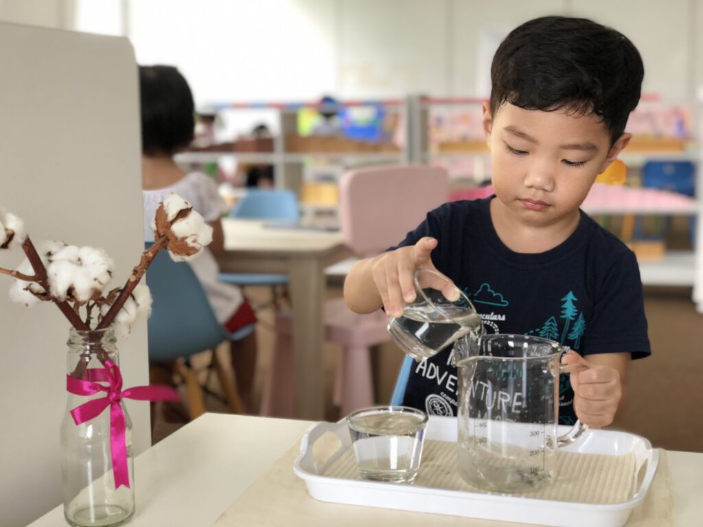 Montessori Kids Academy Wet Pouring Activity