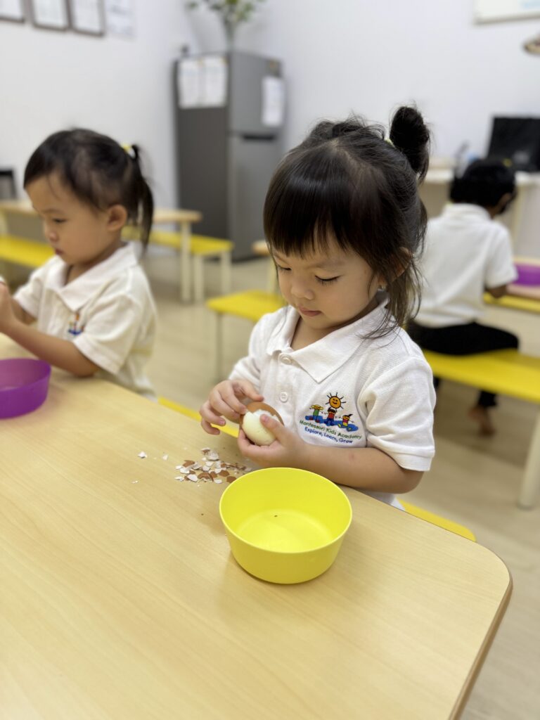 Montessori Kids Academy Peeling Egg Shell